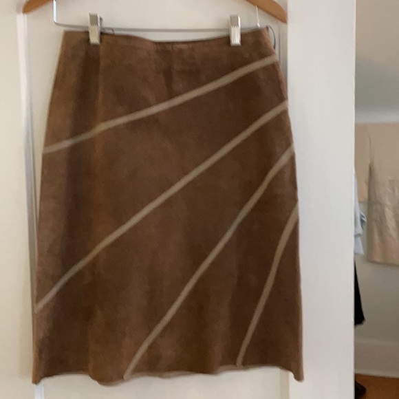 Ladies Dex suede skirt. - Picture 2 of 6